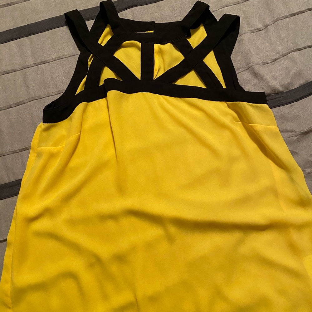 Yellow keyhole top